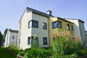 Die moderne Einrichtung Pastor Gerards Haus mit dem grünen Vorgarten.